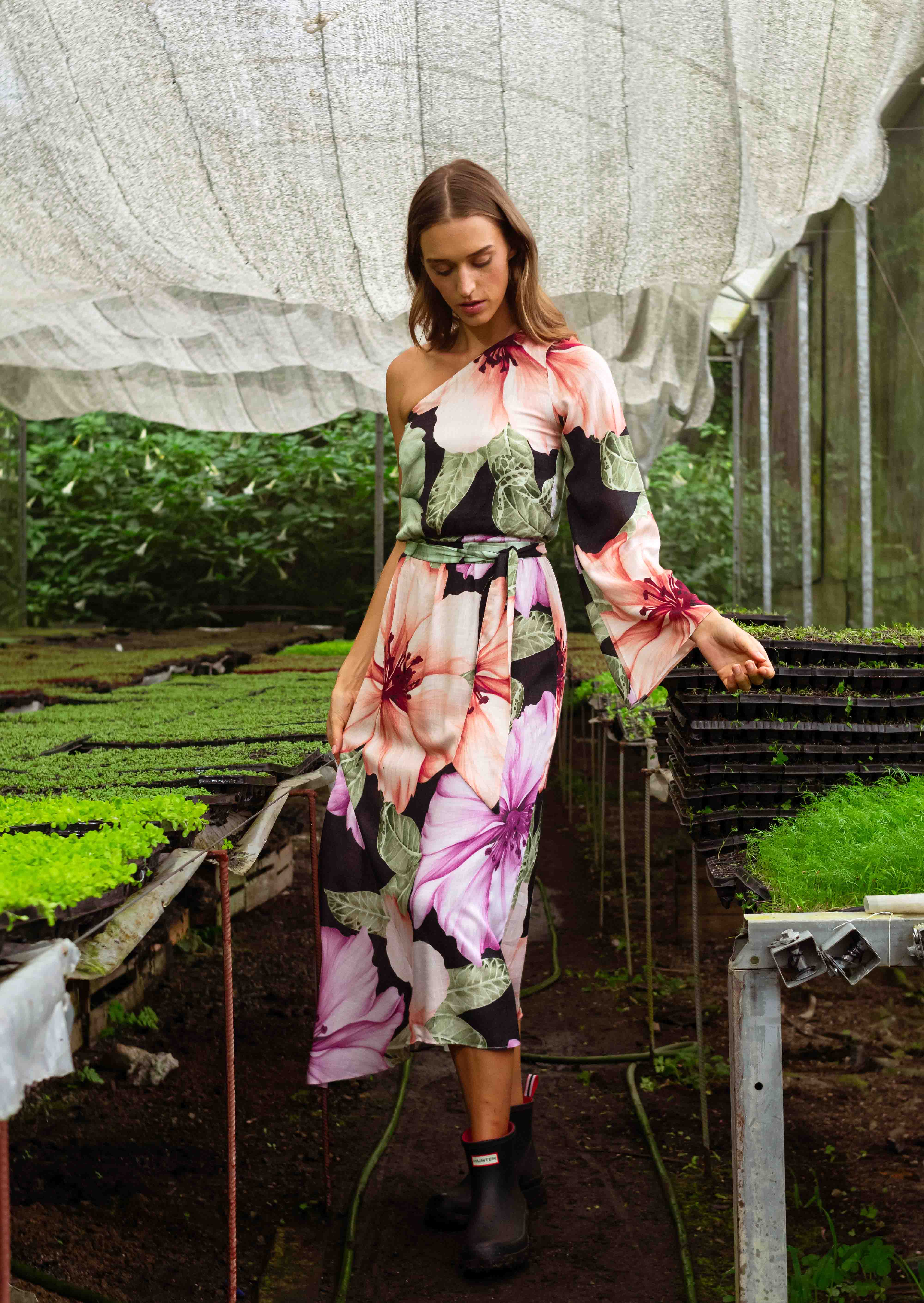 Tee Match - vestido midi ombro s garden black